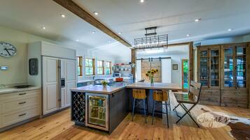 Réfrigérateur, micro-ondes, four, lave-vaisselle