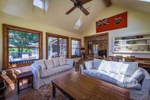 Fernseher, Kamin, Stereoanlage