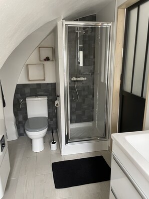 Dusche, Haartrockner, Handtücher, Toilettenpapier