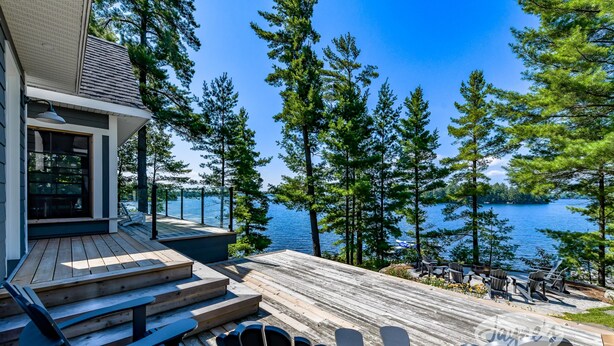 Terrace/patio - 7 bdrm, 5 bath Luxury Cottage, Boathouse, Lake Muskoka, All day sun! Sunsets! (Bracebridge)