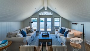 Living area - 7 bdrm, 5 bath Luxury Cottage, Boathouse, Lake Muskoka, All day sun! Sunsets! (Bracebridge)