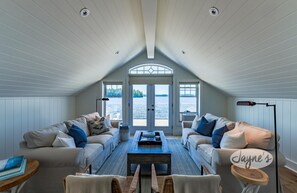 TV, foosball, stereo - 7 bdrm, 5 bath Luxury Cottage, Boathouse, Lake Muskoka, All day sun! Sunsets! (Bracebridge)