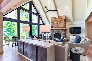 TV, foosball, stereo - 7 bdrm, 5 bath Luxury Cottage, Boathouse, Lake Muskoka, All day sun! Sunsets! (Bracebridge)