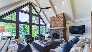 Living area - 7 bdrm, 5 bath Luxury Cottage, Boathouse, Lake Muskoka, All day sun! Sunsets! (Bracebridge)