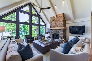 TV, foosball, stereo - 7 bdrm, 5 bath Luxury Cottage, Boathouse, Lake Muskoka, All day sun! Sunsets! (Bracebridge)