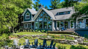 Exterior - 7 bdrm, 5 bath Luxury Cottage, Boathouse, Lake Muskoka, All day sun! Sunsets! (Bracebridge)