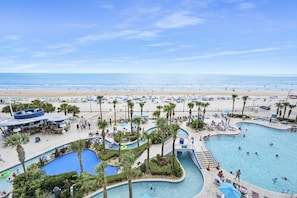 Innendørsbasseng og et oppvarmet basseng