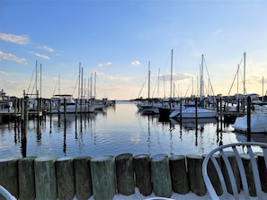 Un port de plaisance où de nombreux bateaux sont amarrés à des quais en bois.