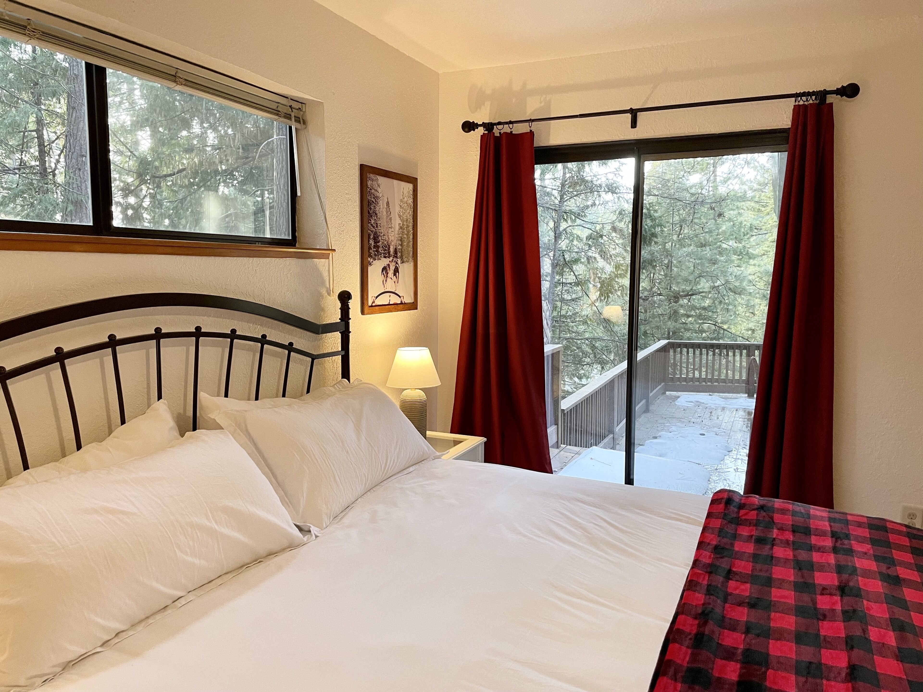 “Our Hideaway Chalet” - Cabin in Mi-Wuk Village -  Wifi AC Heat Fireplace Deck