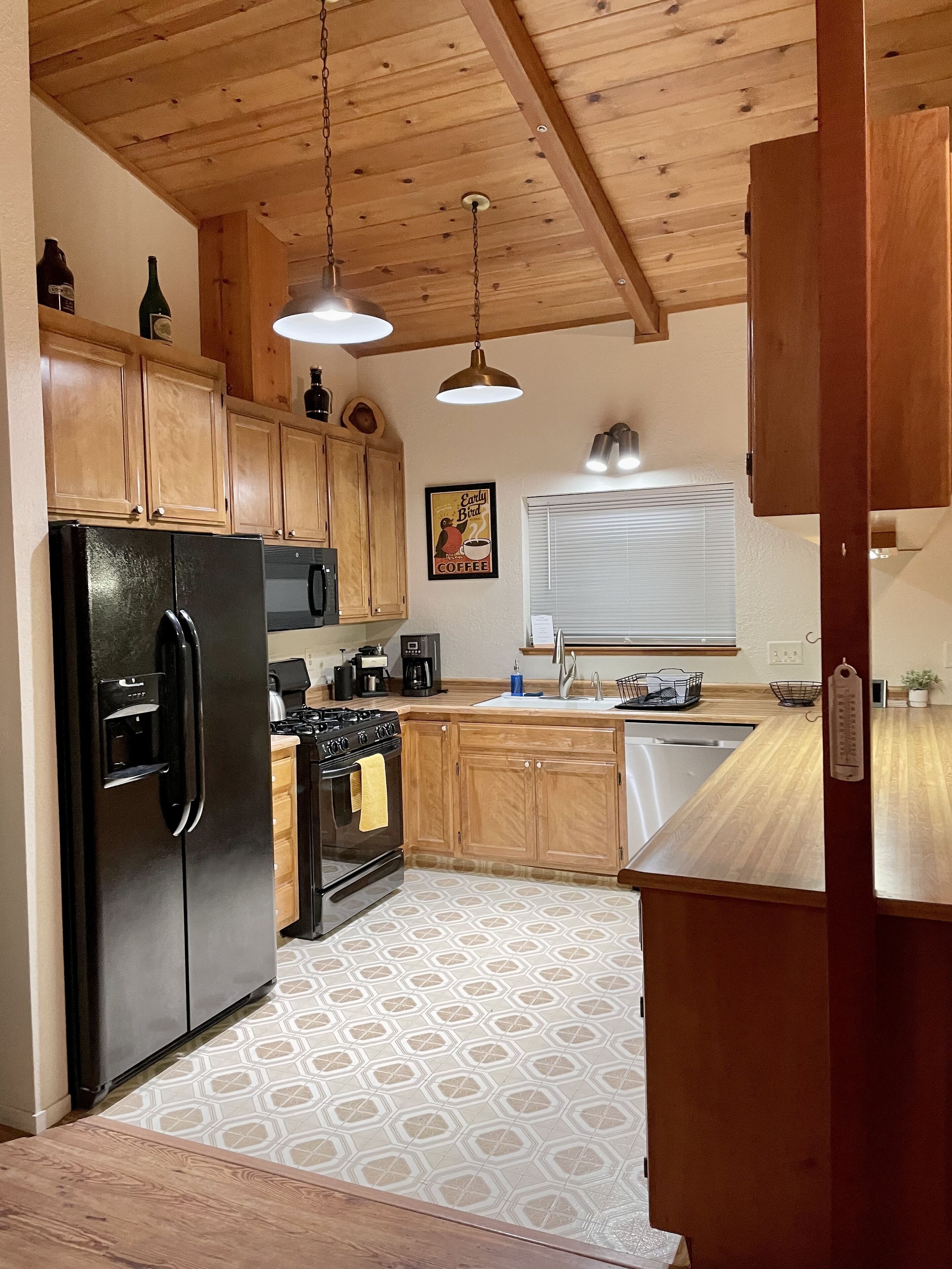 “Our Hideaway Chalet” - Cabin in Mi-Wuk Village -  Wifi AC Heat Fireplace Deck