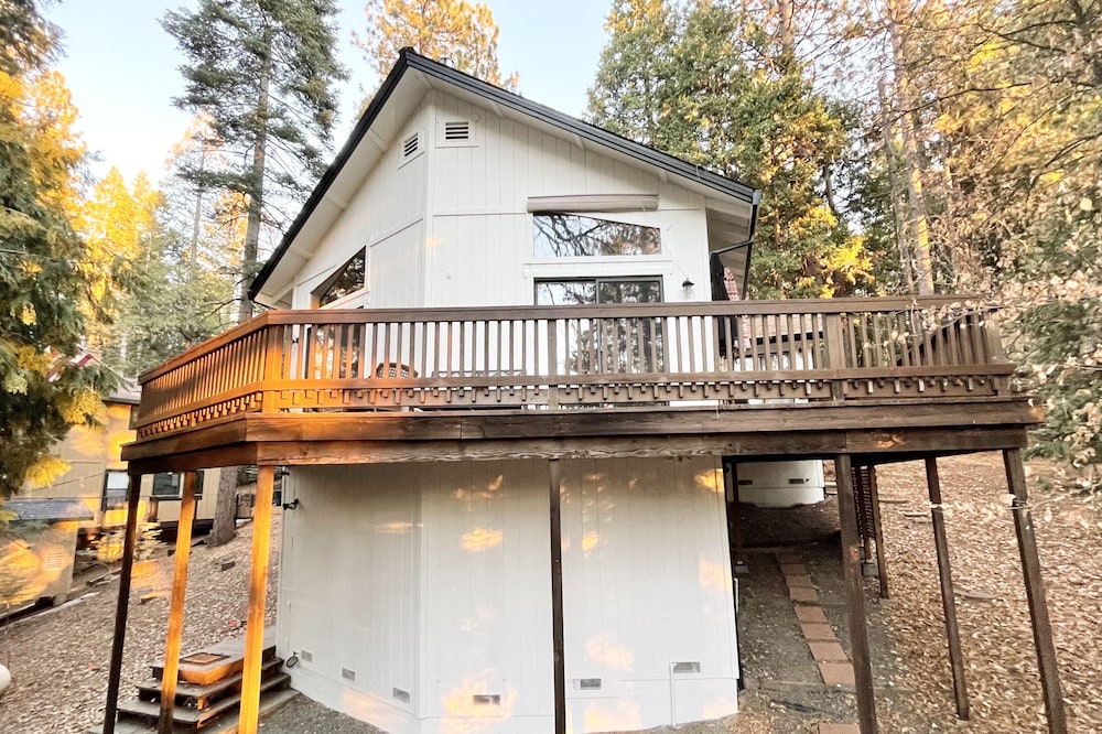 “Our Hideaway Chalet” - Cabin in Mi-Wuk Village - Wifi AC Heat Fireplace Deck