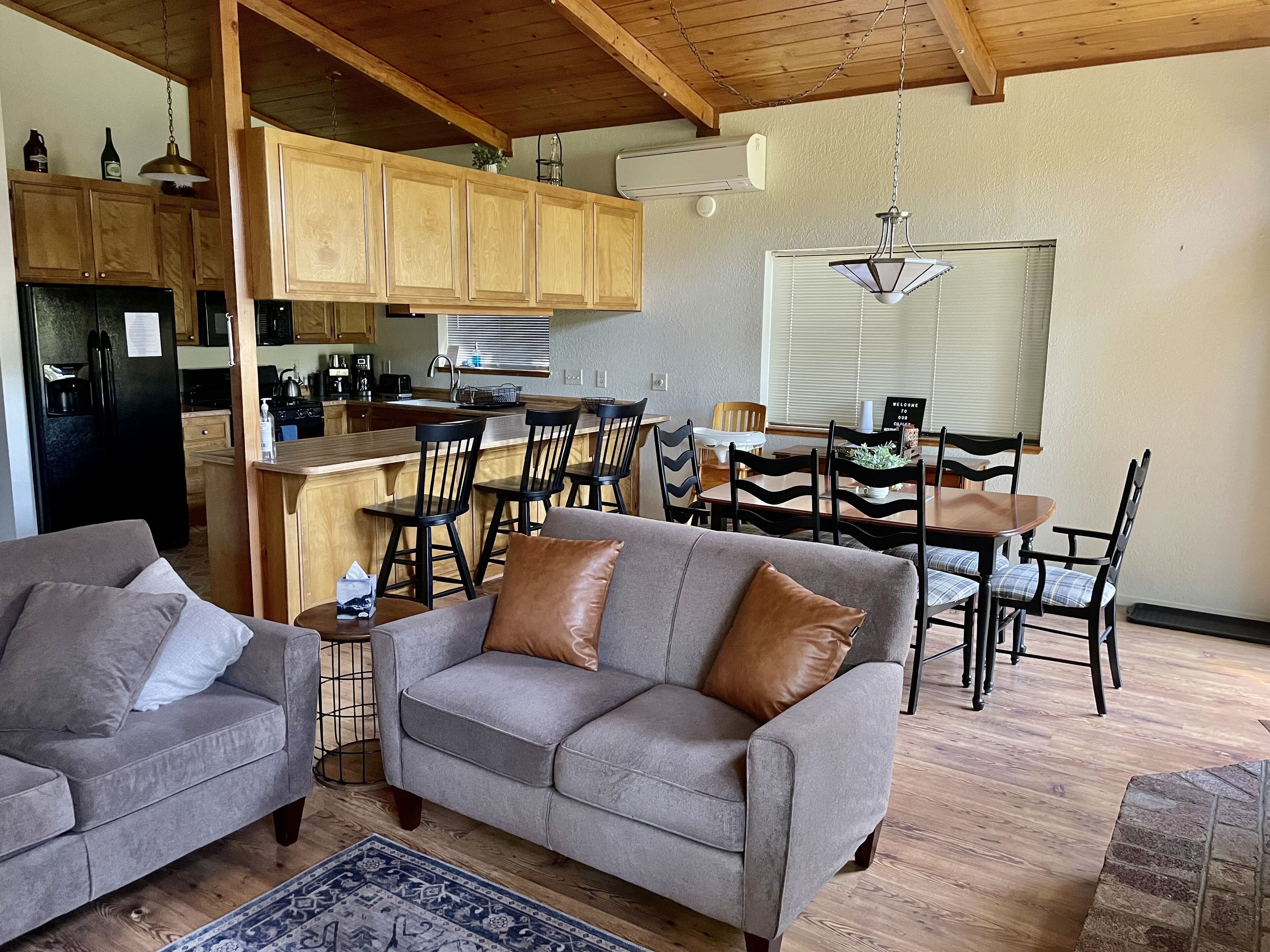 “Our Hideaway Chalet” - Cabin in Mi-Wuk Village -  Wifi AC Heat Fireplace Deck