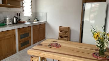 Een koelkast, een magnetron, een oven, een koffiezetapparaat/waterkoker