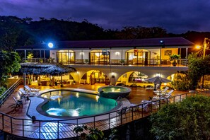 Un complex turístic amb piscina, gandules i zona de restauració.