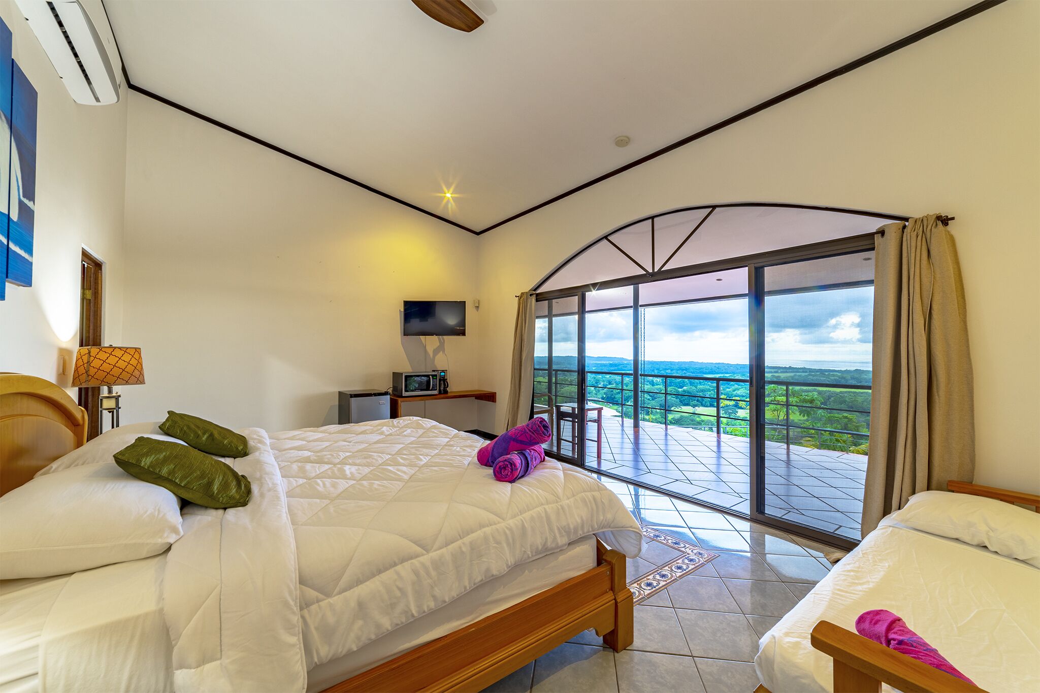 6 habitaciones, caja de seguridad en la habitación y escritorio 