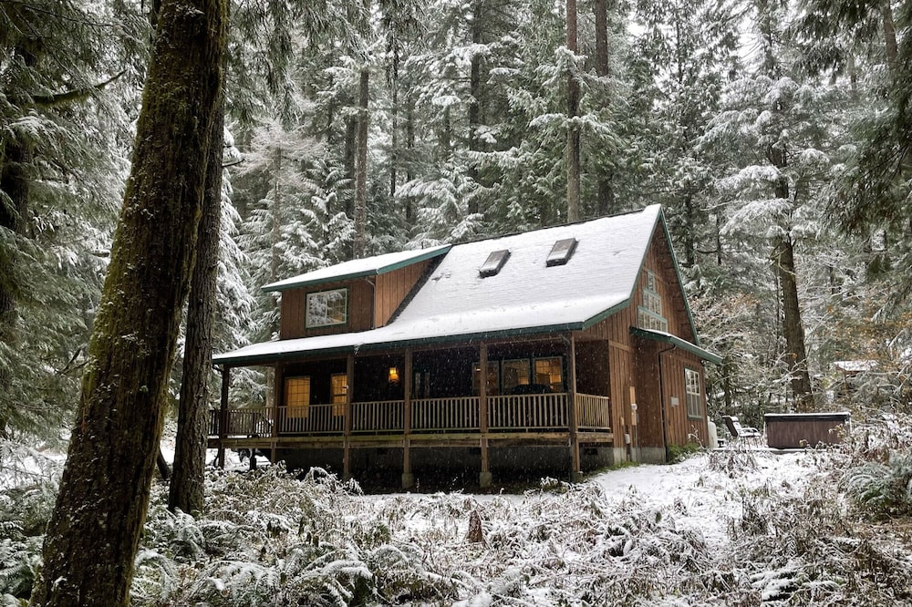 Cozy Cascade Cabin. Relaxing Hot Tub + Indoor Soaking Tub