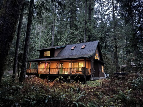 Cozy Cascade Cabin. Relaxing Hot Tub, Secluded, Spacious and Creek Nearby