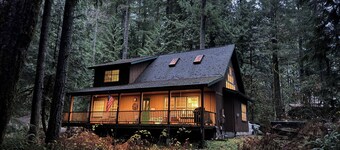 Cozy Cascade Cabin. Relaxing Hot Tub, Secluded, Spacious and Creek Nearby