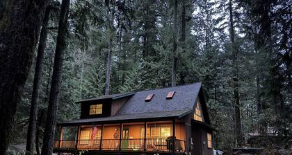 Cozy Cascade Cabin. Relaxing Hot Tub, Secluded, Spacious and Creek Nearby