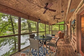 Outdoor dining - Chattooga Lakefront Cabin w/ Hot Tub + Pvt. Dock! (Mountain Rest)
