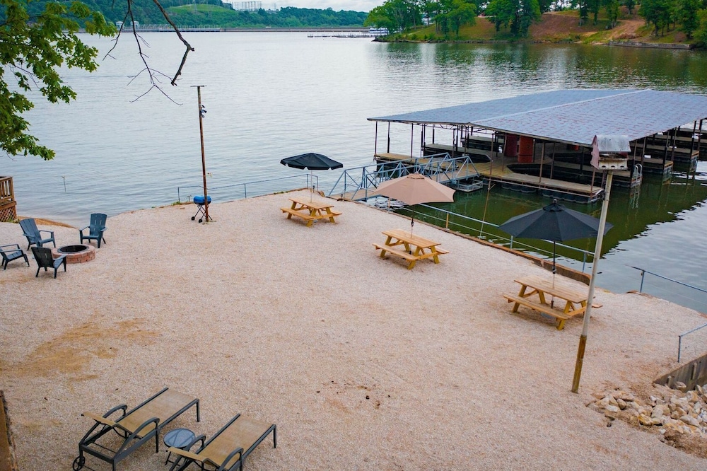 Lake shore fishing cabin #3, Ramp, Boat slip/Dock, great fishing