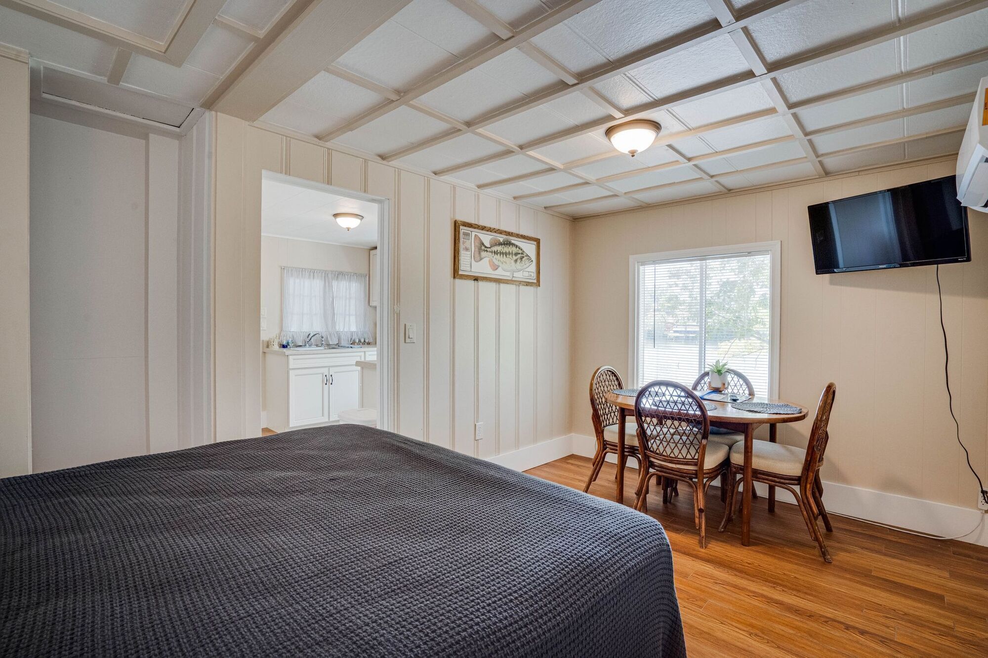 Lake shore fishing cabin #3, Ramp, Boat slip/Dock, great fishing