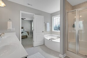 Ensemble douche/baignoire, sèche-cheveux, serviettes fournies, savon