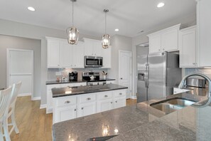 Fridge, microwave, oven, stovetop - Spacious 4 BD Golf Getaway with Game Room! (Aberdeen)