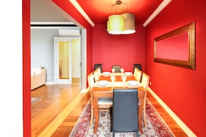 Large 5 Bedroom Apartment | Área de sala de estar | Televisión de pantalla plana