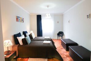 Large 5 Bedroom Apartment | Peti besi dalam bilik, seterika/papan seterika, katil bayi mudah alih 