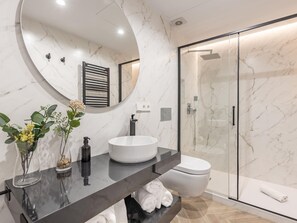 Douche, sèche-cheveux, serviettes fournies, savon
