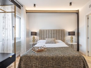 3 quartos, ferros/tábuas de passar roupa, berço de viagem