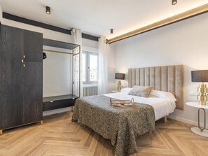 3 bedrooms, iron/ironing board, travel cot, free WiFi - ChezmoiHomes Luxury Gran Via Penthouse Collection 3BR (Granada)