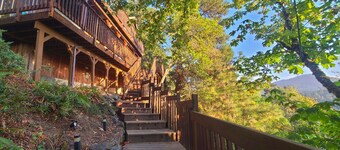 Cozy & Quiet 2 bdrm private Treehouse getaway with Amazing Views minutes from UO
