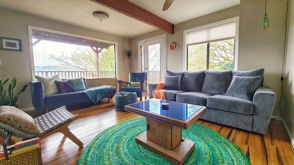 Smart TV, streaming services, stereo