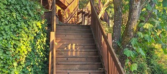 Cozy & Quiet 2 bdrm private Treehouse getaway with Amazing Views minutes from UO