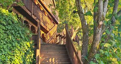 Cozy & Quiet 2 bdrm private Treehouse getaway with Amazing Views minutes from UO