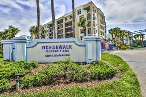 Placa para Oceanwalk Condominiums, na Avenida S. Atlantic, número 5300, mostrando um edifício com várias andares, varandas e palmeiras.