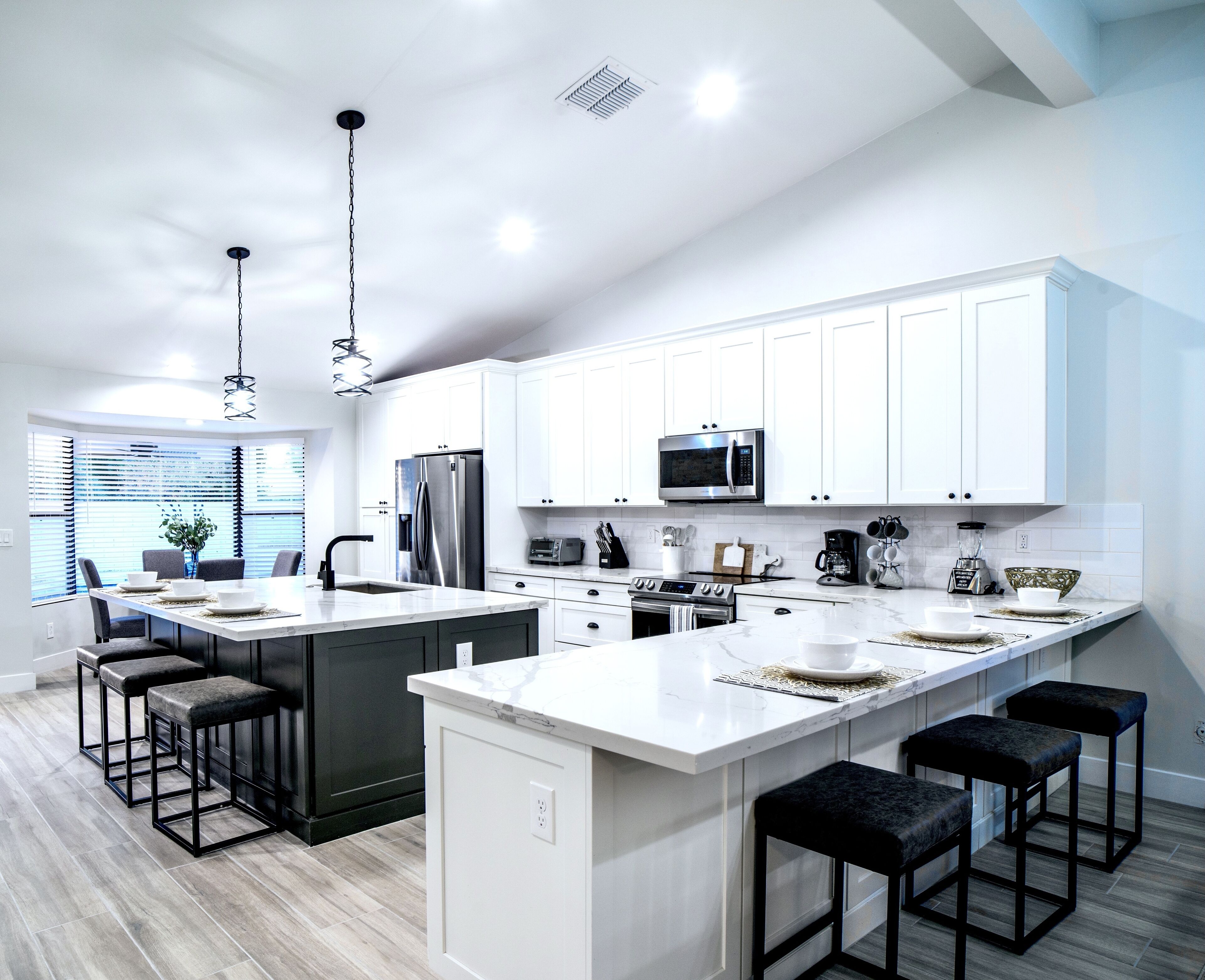 Beautiful 5-Bdrm Vacation Home W/Heated Pool !