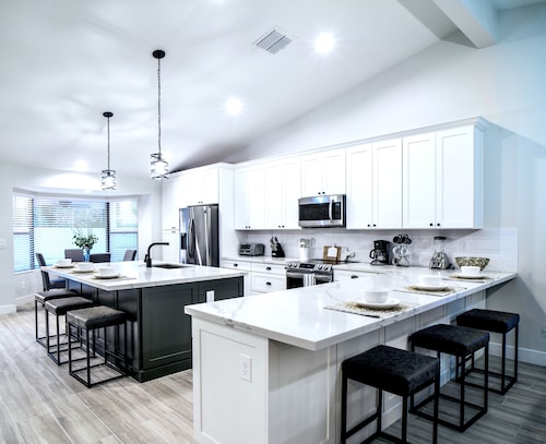 Beautiful 5-Bdrm Vacation Home W/Heated Pool !