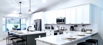 Beautiful 5-Bdrm Vacation Home W/Heated Pool !