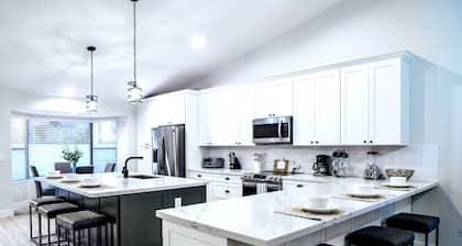 Beautiful 5-Bdrm Vacation Home W/Heated Pool !