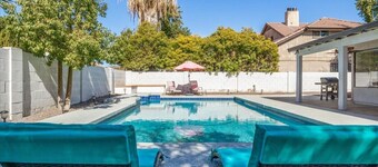Beautiful 5-Bdrm Vacation Home W/Heated Pool !
