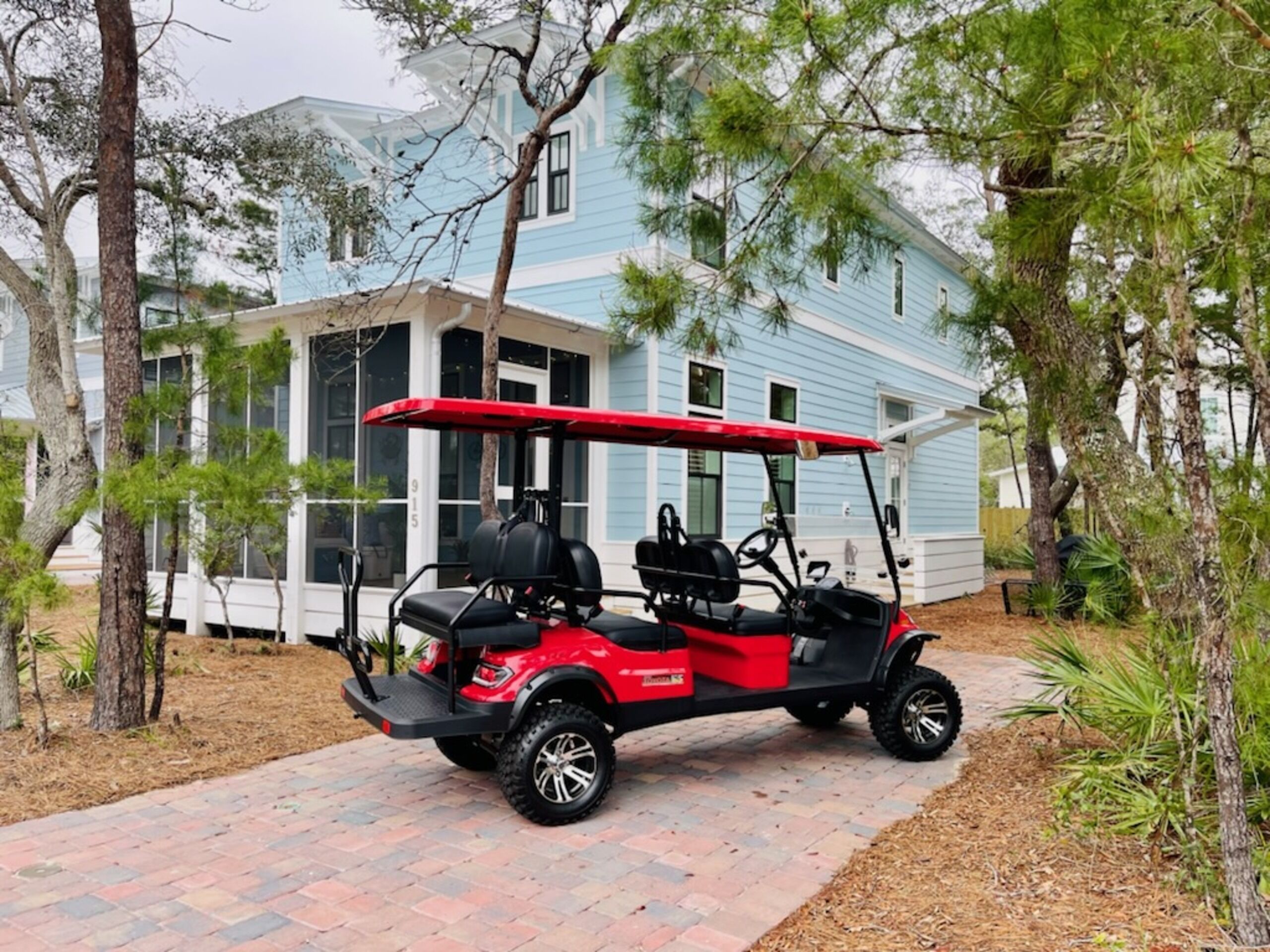 THE CRAB HOUSE • 4 BR/4.5 BA • Golf Cart • Bikes • Close to Beach and Pool