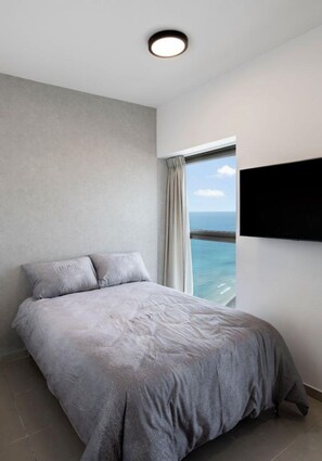 3 bedrooms, iron/ironing board, travel crib, internet