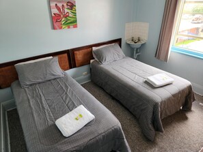 Basic Twin Room | Bed sheets - Exchange Hotel (Kyogle)