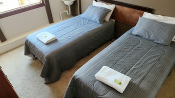 Habitación básica con 2 camas individuales | Ropa de cama