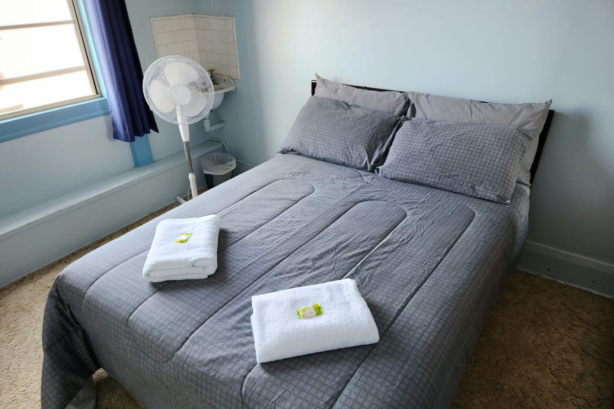 Eenvoudige tweepersoonskamer, 1 tweepersoonsbed | Beddengoed