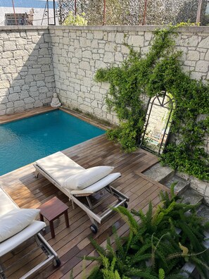 Outdoor pool, free pool cabanas, pool umbrellas