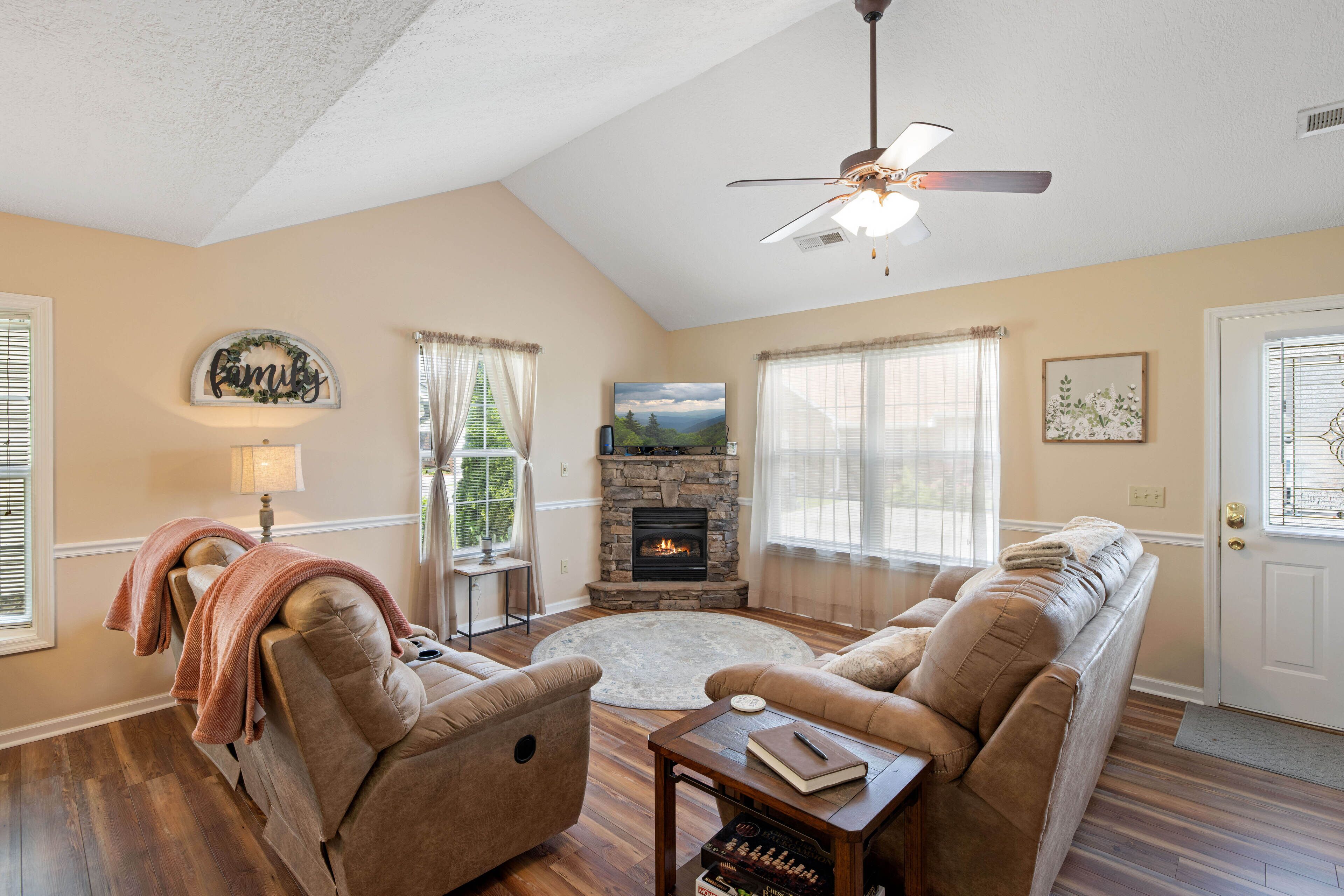 Pigeon's Creek Cottage is a 2 Bed/2 Bath dog-friendly cottage in the heart of Pigeon Forge.